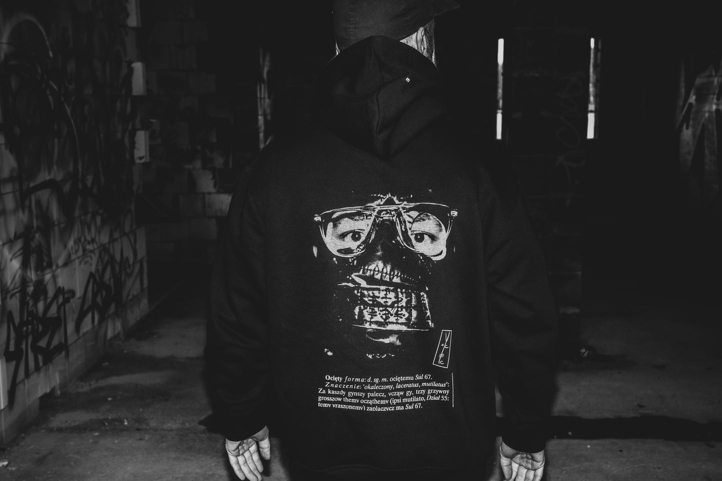 Ocięty — Bluza z etymologią i zdjęciem w masce.