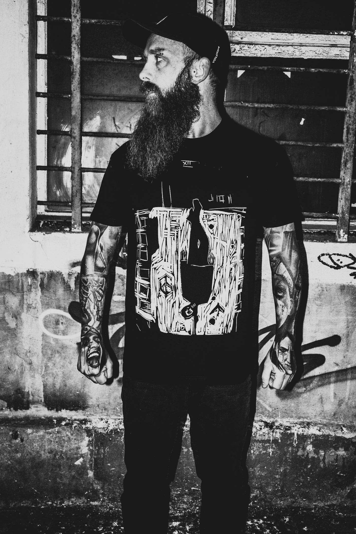 Wisielec XII — T-shirt z autorskim linorytem Ociętego.