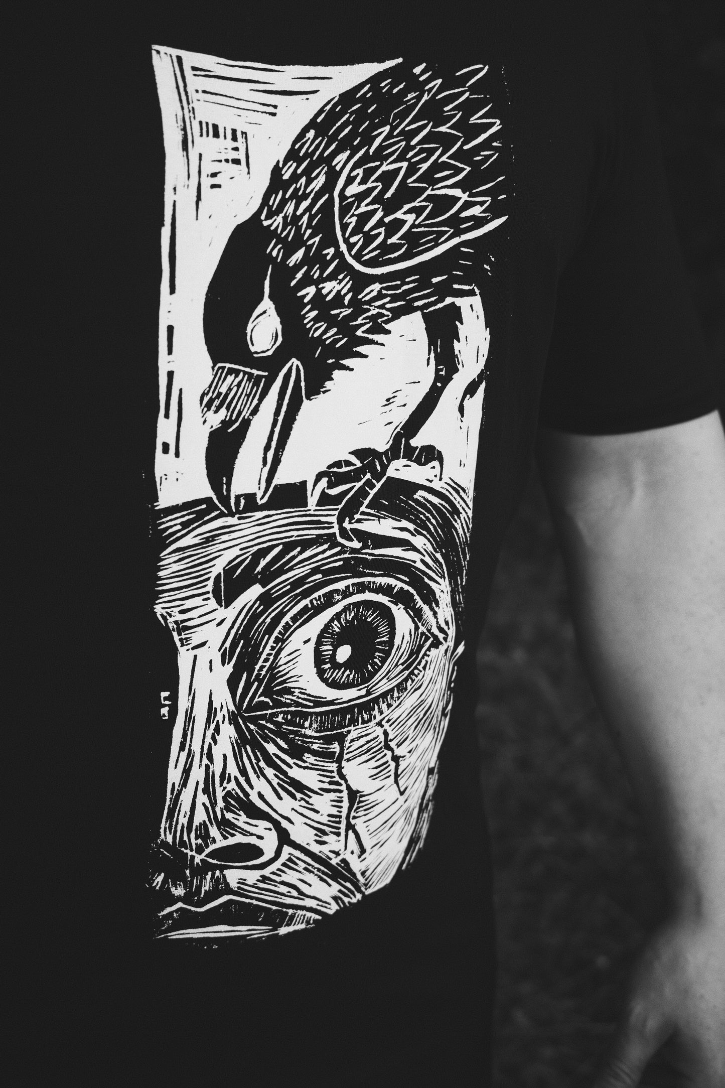 Kobieta i Kruk — T-shirt z autorskim linorytem Ociętego (Unisex)