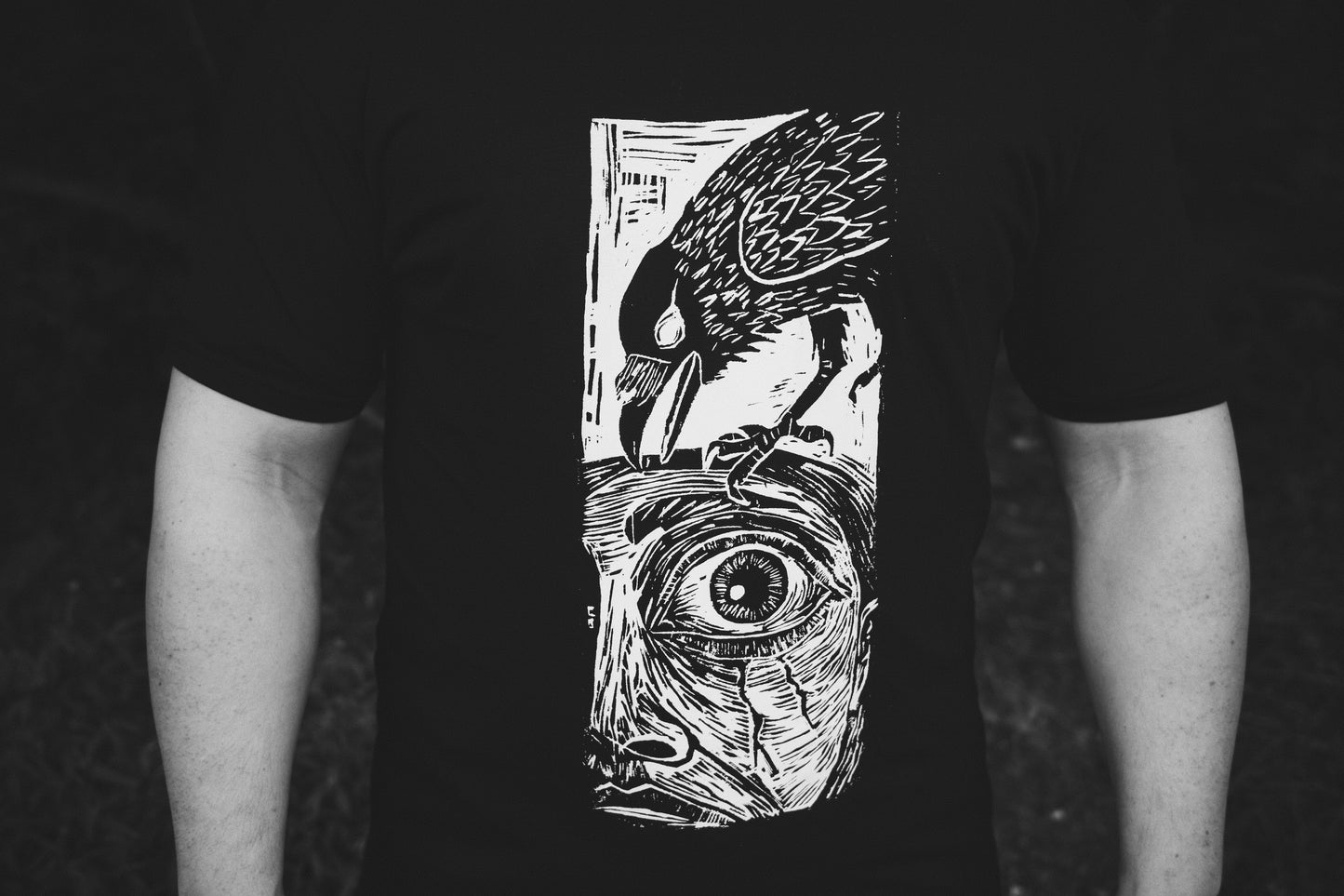Kobieta i Kruk — T-shirt z autorskim linorytem Ociętego (Unisex)