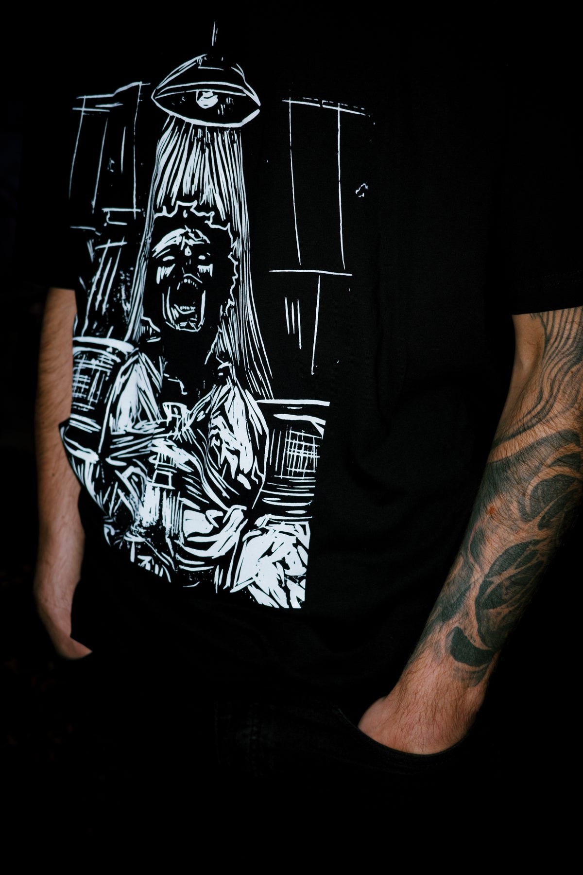 Madness — T-shirt z autorskim linorytem (Unisex)